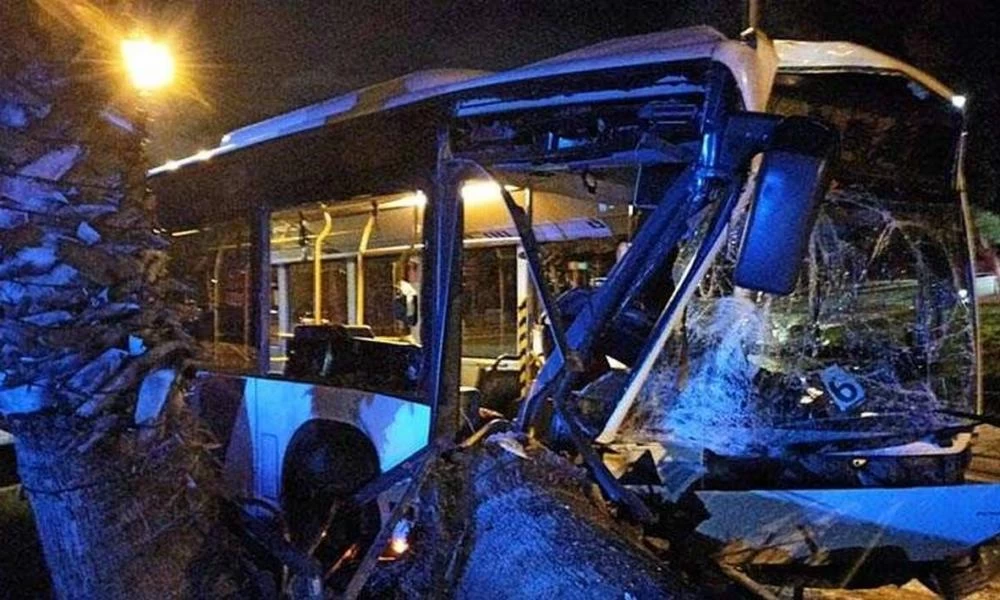 Βουλιαγμένη: Αστικό λεωφορείο έπεσε πάνω σε φοίνικα-Τραυματίστηκε ο οδηγός